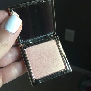 JOUEUR highlighter in Rosegold. Small size